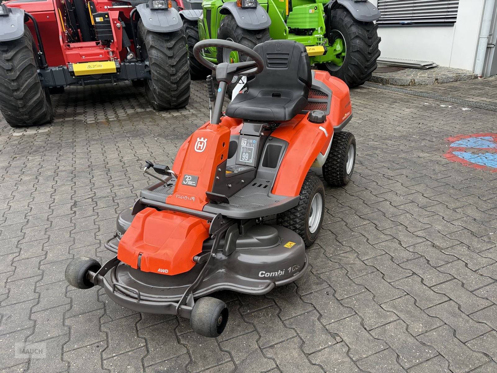 Rasentraktor des Typs Husqvarna Rider 214T Allrad inkl. Mähdeck 103cm, Gebrauchtmaschine in Burgkirchen (Bild 2)