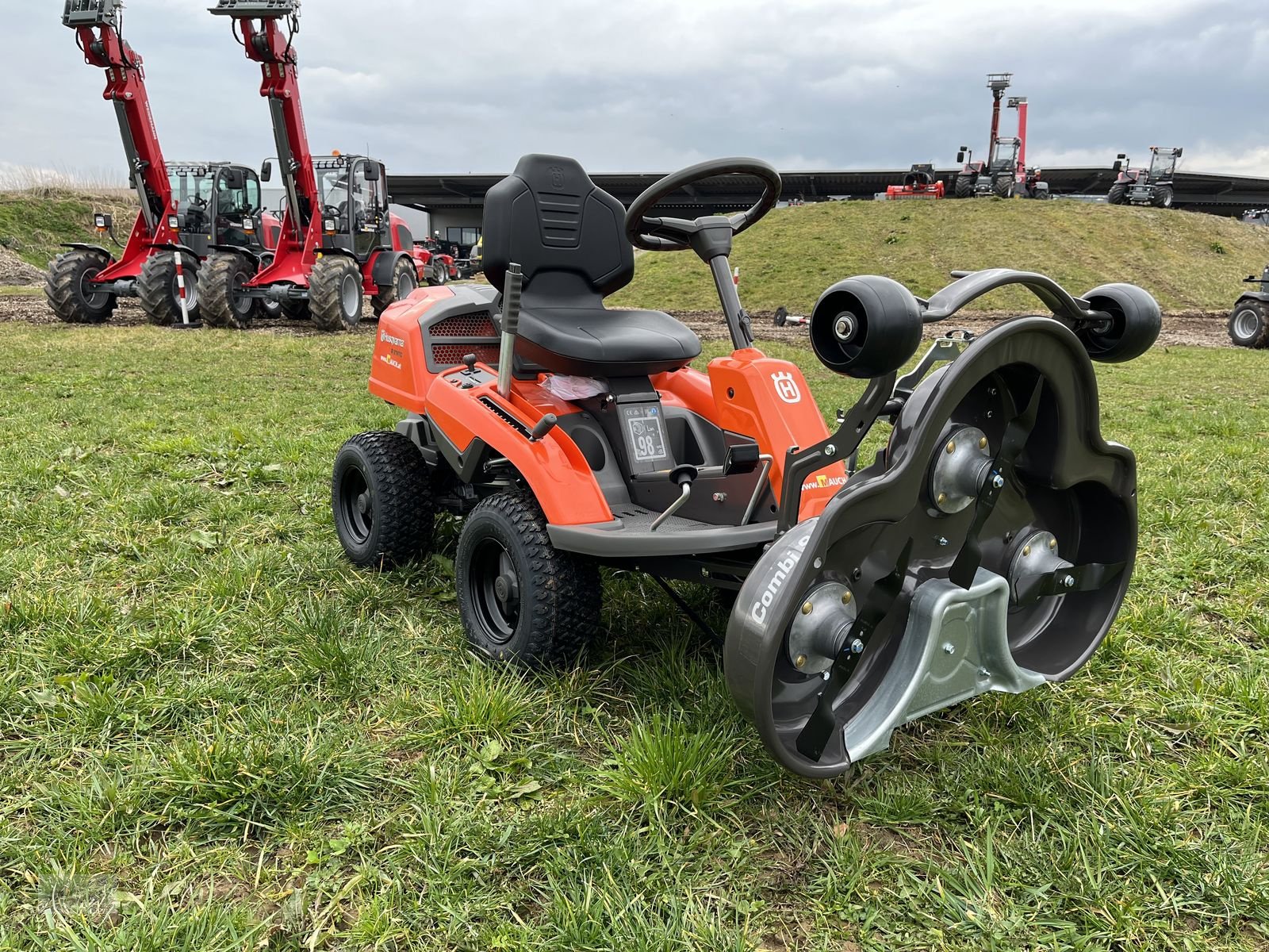 Rasentraktor des Typs Husqvarna Rider 214TC inkl. Mähdeck NEUAussteller!!, Neumaschine in Burgkirchen (Bild 2)
