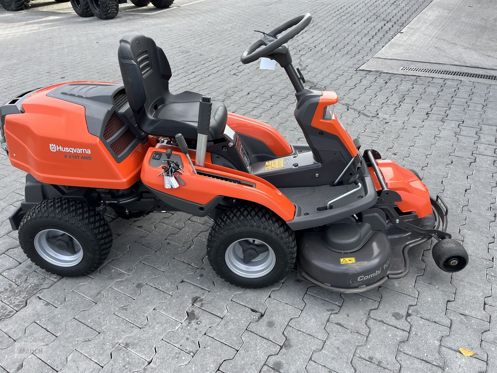 Rasentraktor des Typs Husqvarna Rider 216T AWD 103cm Mähdeck nur 53h, Gebrauchtmaschine in Burgkirchen (Bild 4)