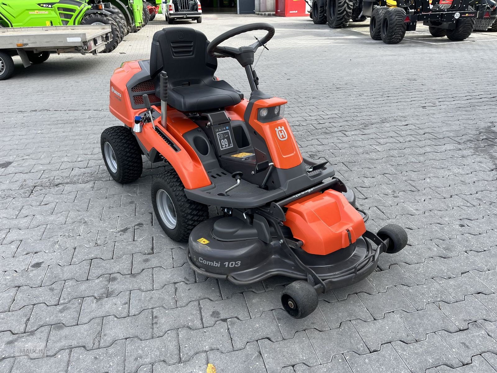 Rasentraktor des Typs Husqvarna Rider 216T AWD 103cm Mähdeck nur 53h, Gebrauchtmaschine in Burgkirchen (Bild 5)