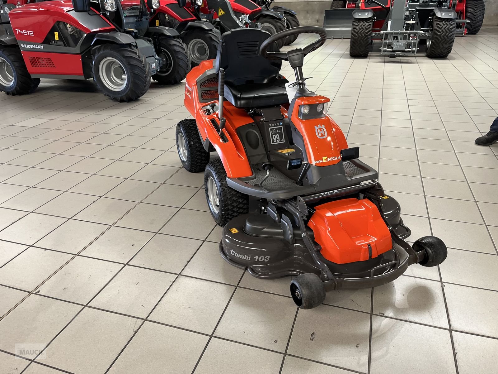 Rasentraktor des Typs Husqvarna Rider 216T AWD 103cm Mähdeck nur 57H, Gebrauchtmaschine in Burgkirchen (Bild 2)