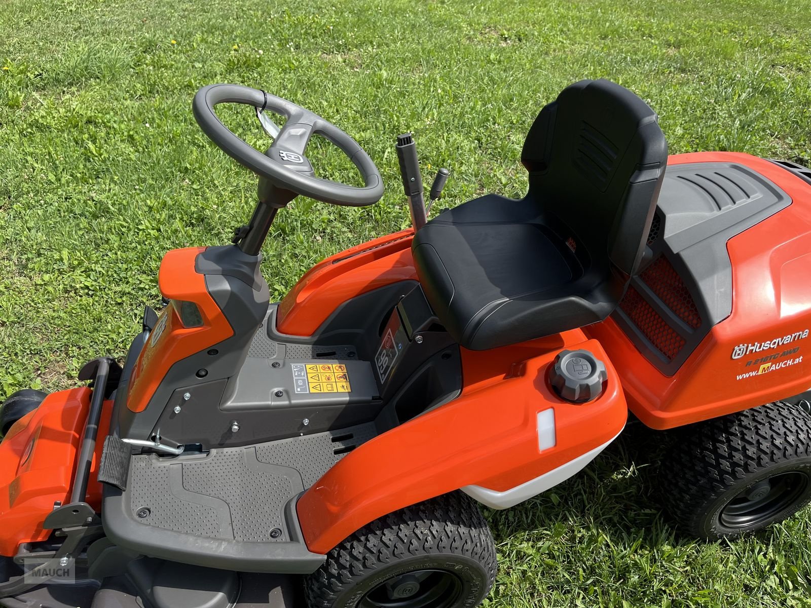 Rasentraktor des Typs Husqvarna Rider 216TC Allrad inkl. Mähdeck NEU, Neumaschine in Burgkirchen (Bild 16)