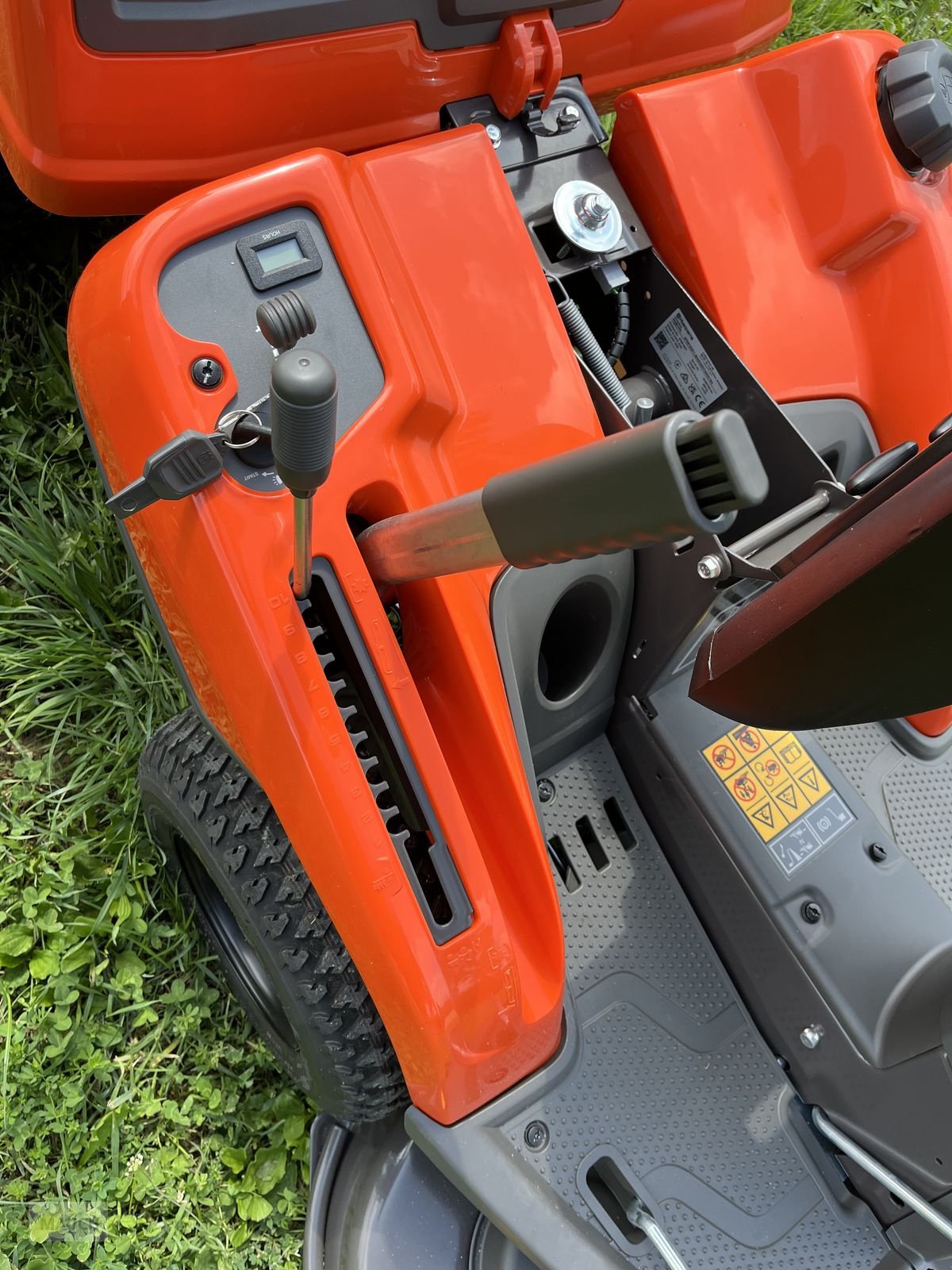 Rasentraktor des Typs Husqvarna Rider 216TC Allrad inkl. Mähdeck & Schneeschild, Neumaschine in Burgkirchen (Bild 12)