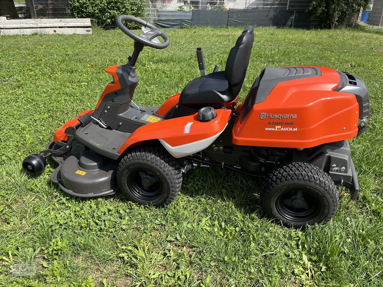 Rasentraktor типа Husqvarna Rider 216TC Allrad inkl. Mähdeck, Neumaschine в Burgkirchen (Фотография 17)