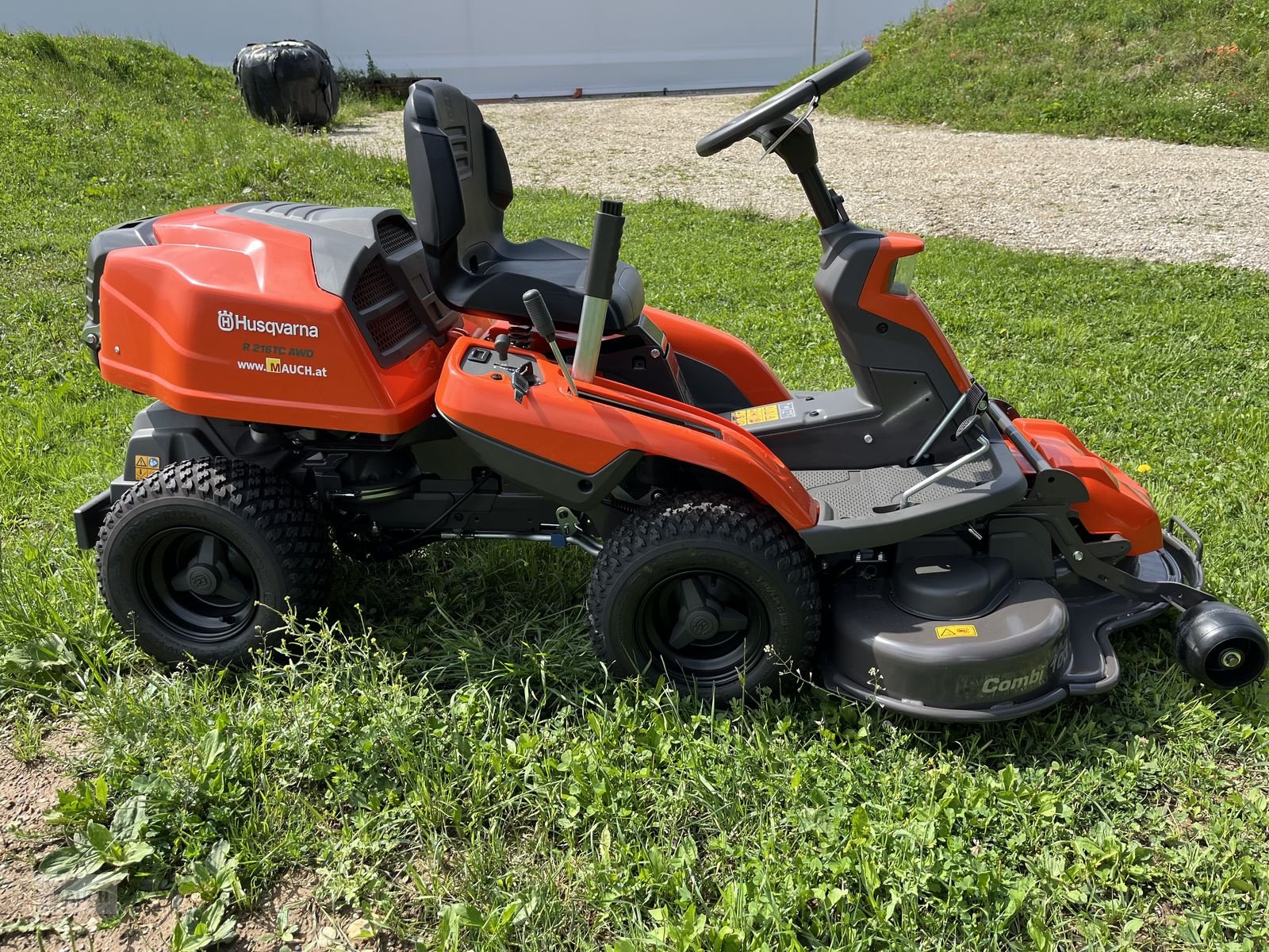 Rasentraktor типа Husqvarna Rider 216TC Allrad inkl. Mähdeck, Neumaschine в Burgkirchen (Фотография 27)