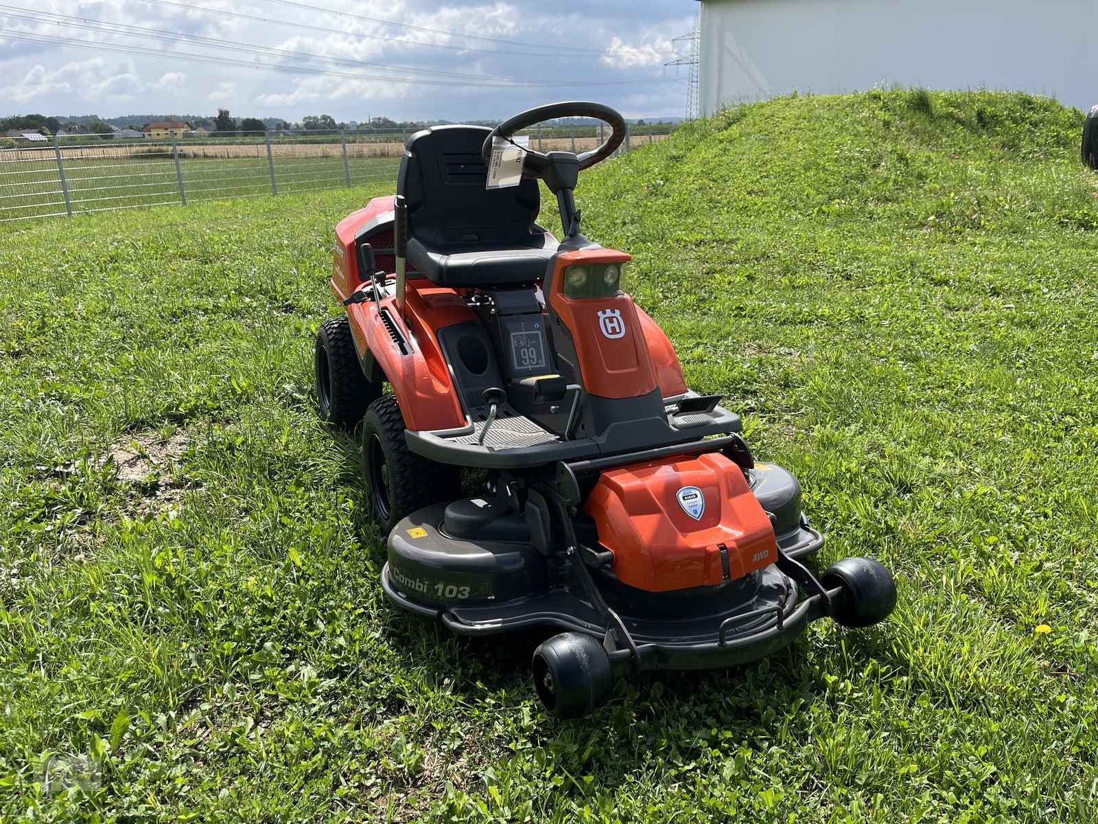 Rasentraktor des Typs Husqvarna Rider 216TC AWD inkl. 103cm Mähdeck&Schneeschild, Neumaschine in Burgkirchen (Bild 24)