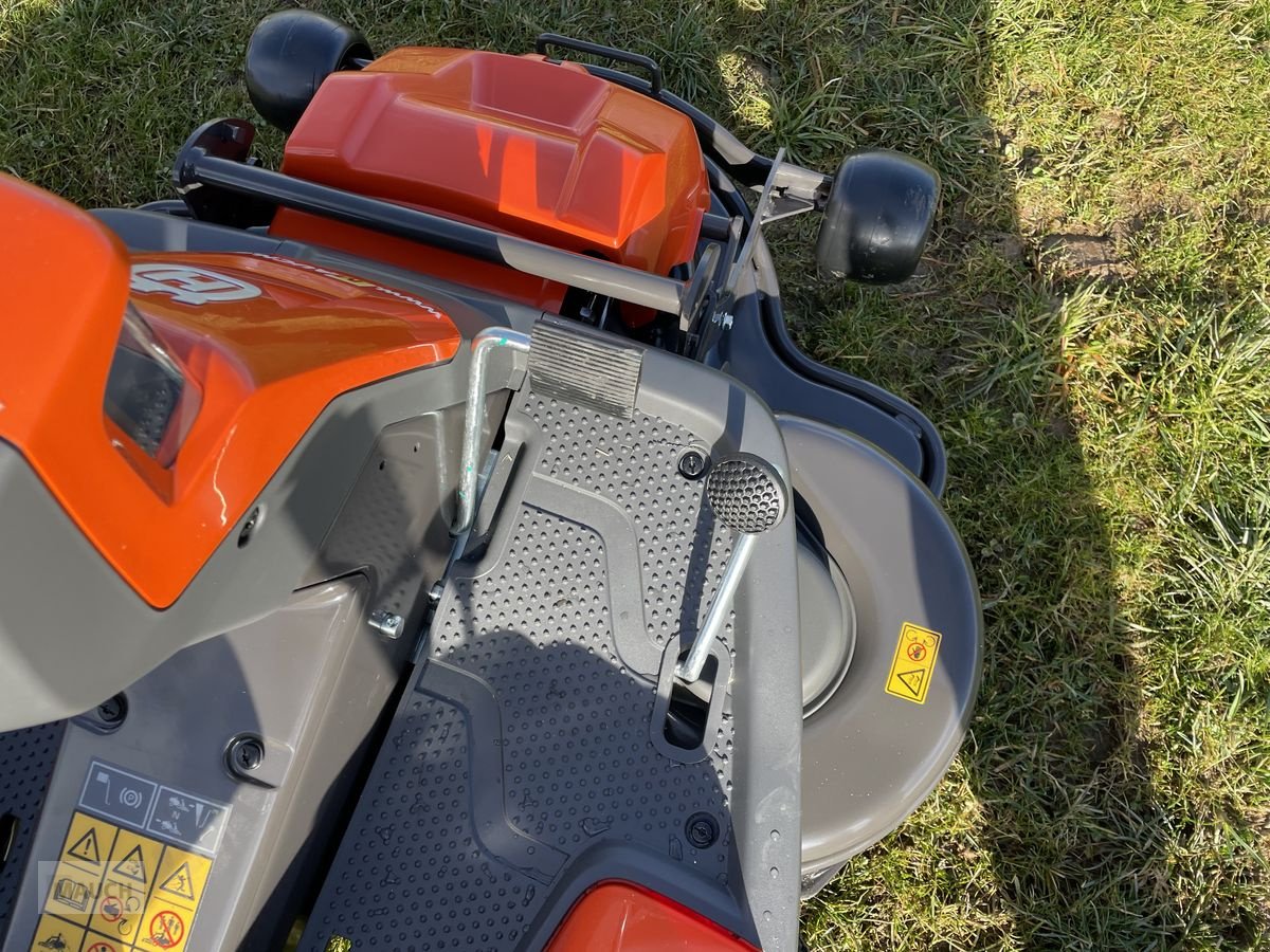 Rasentraktor des Typs Husqvarna Rider 216TC AWD inkl. Mähdeck Aussteller, Neumaschine in Burgkirchen (Bild 9)