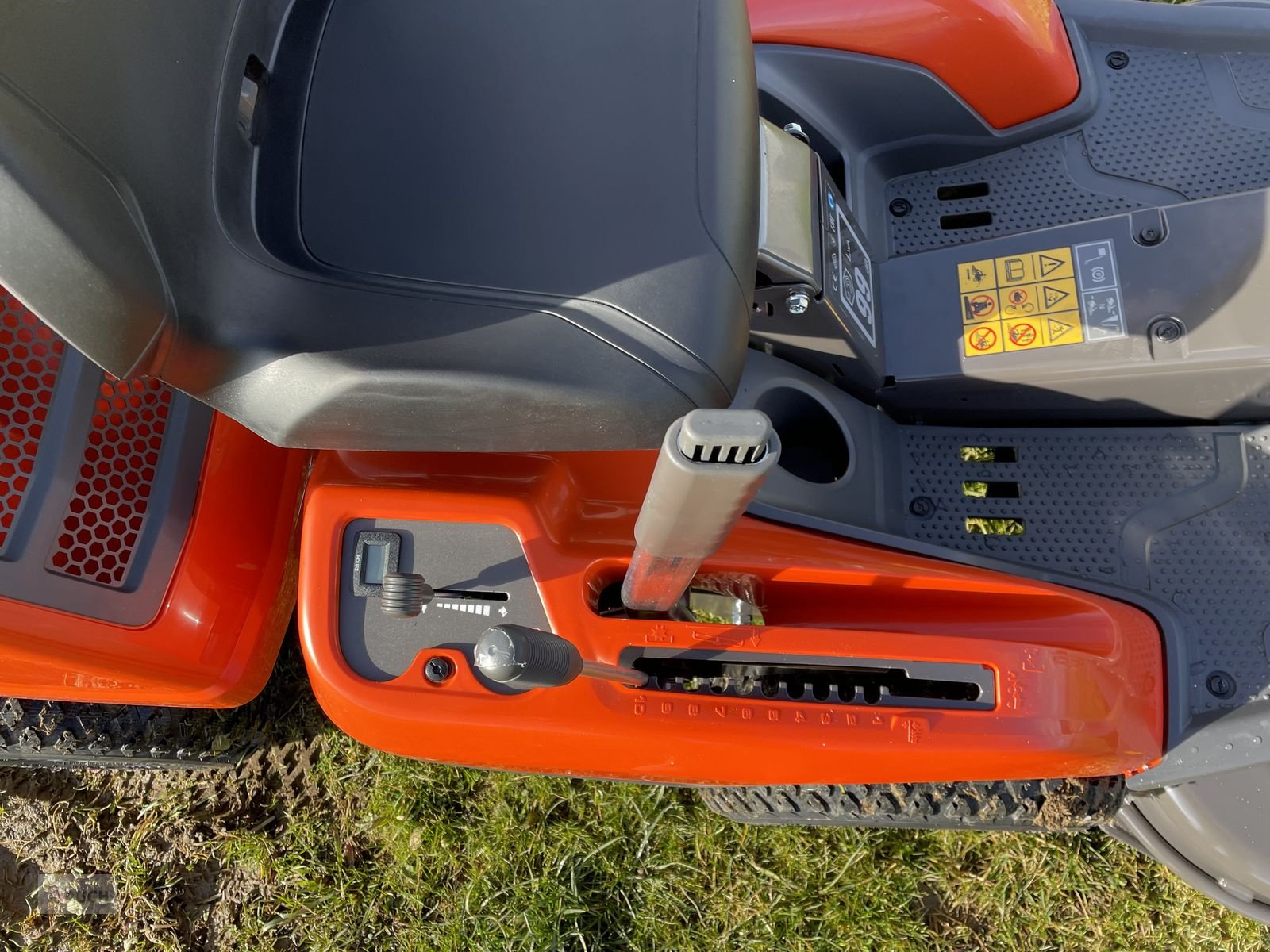 Rasentraktor des Typs Husqvarna Rider 216TC AWD inkl. Mähdeck, Neumaschine in Burgkirchen (Bild 10)