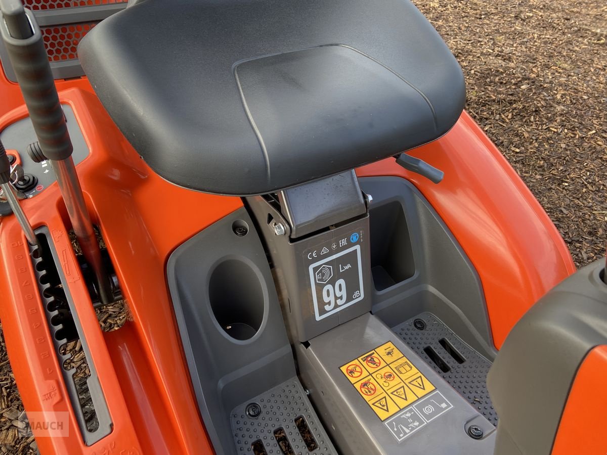 Rasentraktor des Typs Husqvarna Rider 320X AWD inkl. Mähdeck, Neumaschine in Burgkirchen (Bild 4)