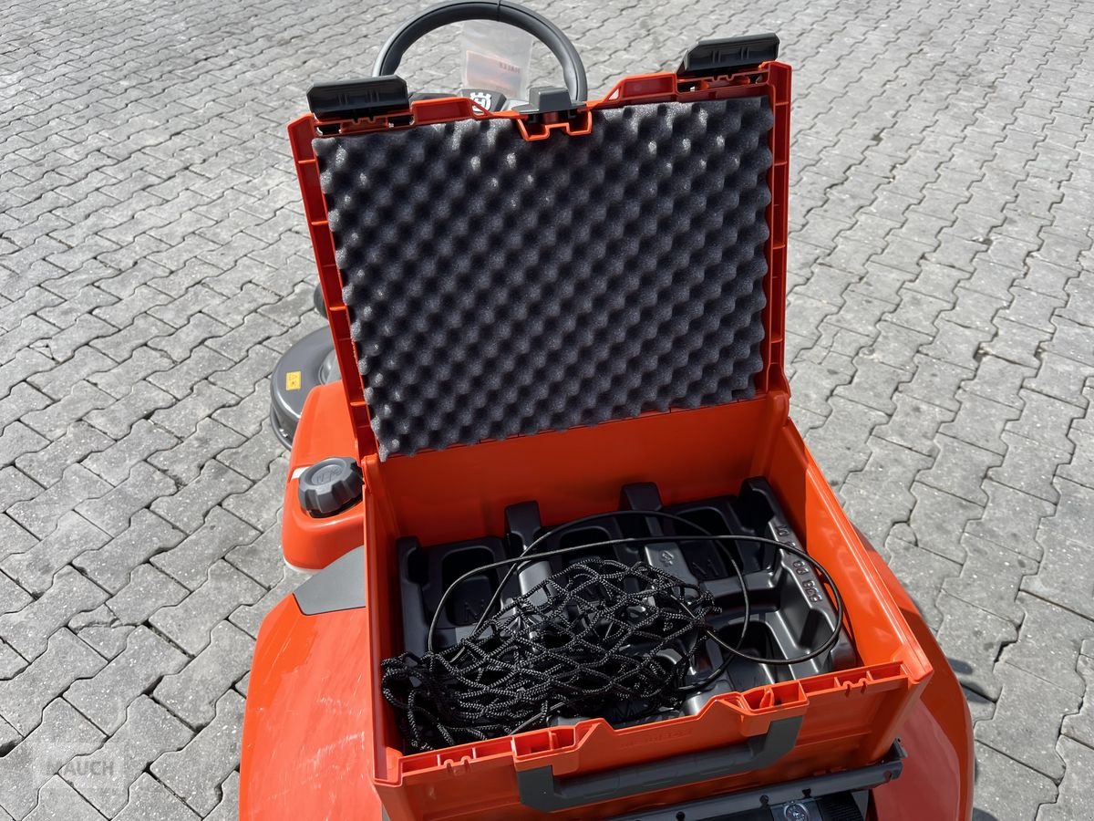 Rasentraktor des Typs Husqvarna Rider 320X AWD mit Mähdeck & Schneeschild, Neumaschine in Burgkirchen (Bild 9)