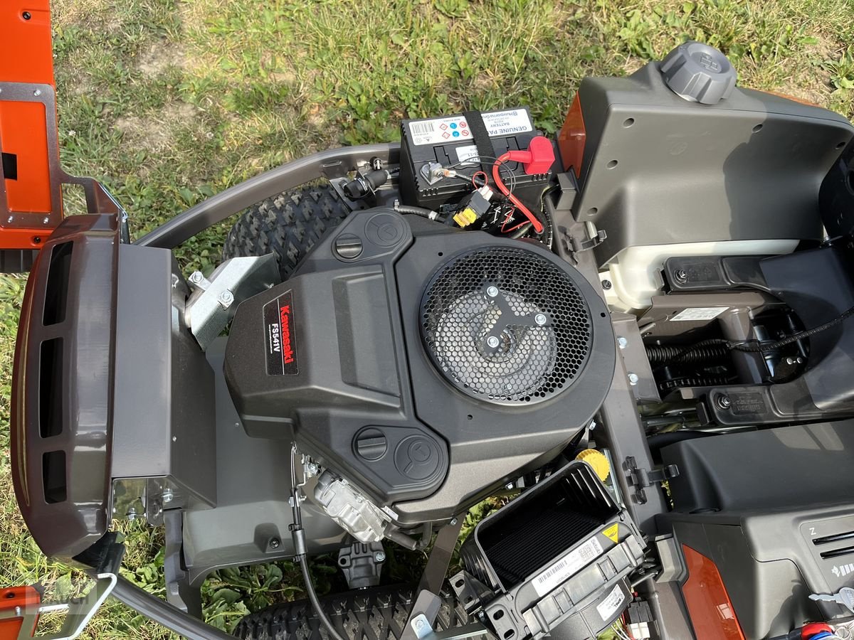 Rasentraktor des Typs Husqvarna Rider 418TsX AWD 112cm & Schneeschild kostenlos!, Neumaschine in Burgkirchen (Bild 3)