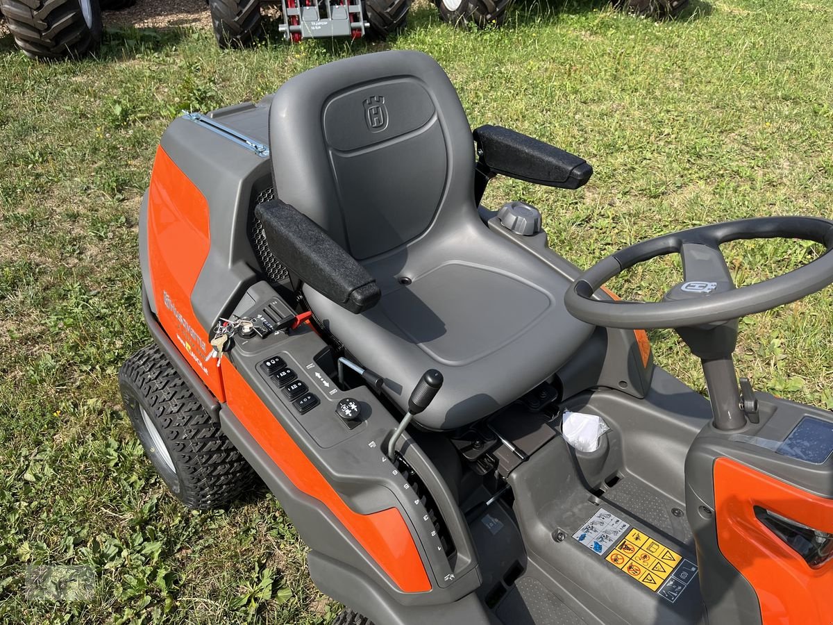 Rasentraktor des Typs Husqvarna Rider 418TsX AWD 112cm & Schneeschild kostenlos!, Neumaschine in Burgkirchen (Bild 9)