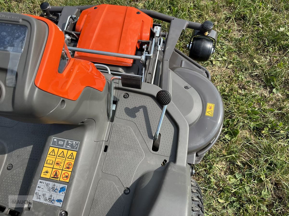 Rasentraktor des Typs Husqvarna Rider 418TsX AWD inkl. Mähdeck, Neumaschine in Burgkirchen (Bild 5)