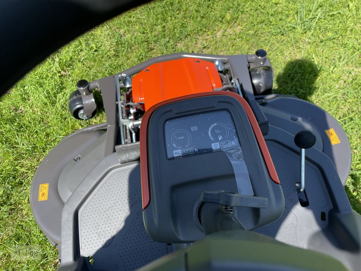 Rasentraktor des Typs Husqvarna Rider 420 TsX AWD inkl. Mähdeck, Neumaschine in Burgkirchen (Bild 5)