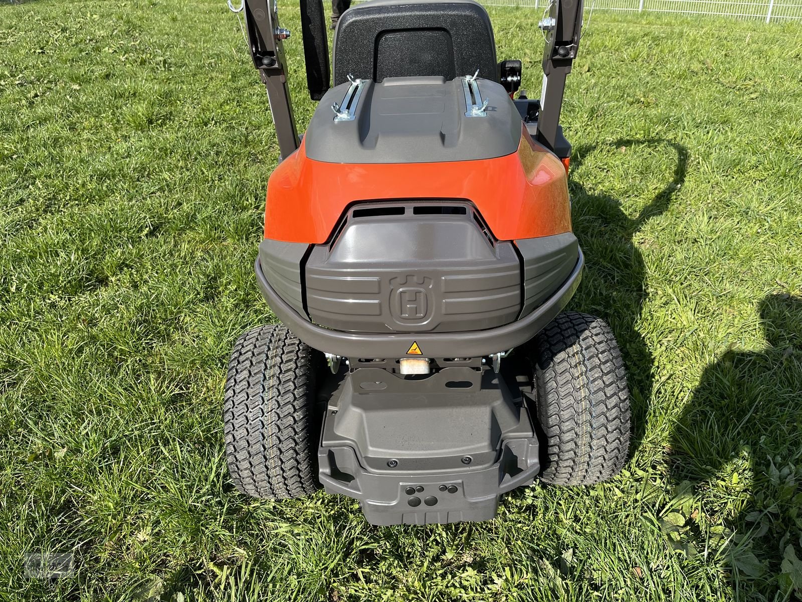 Rasentraktor des Typs Husqvarna Rider 524X EFI mit Mähdeck 1/3 Finanzierung, Neumaschine in Burgkirchen (Bild 20)
