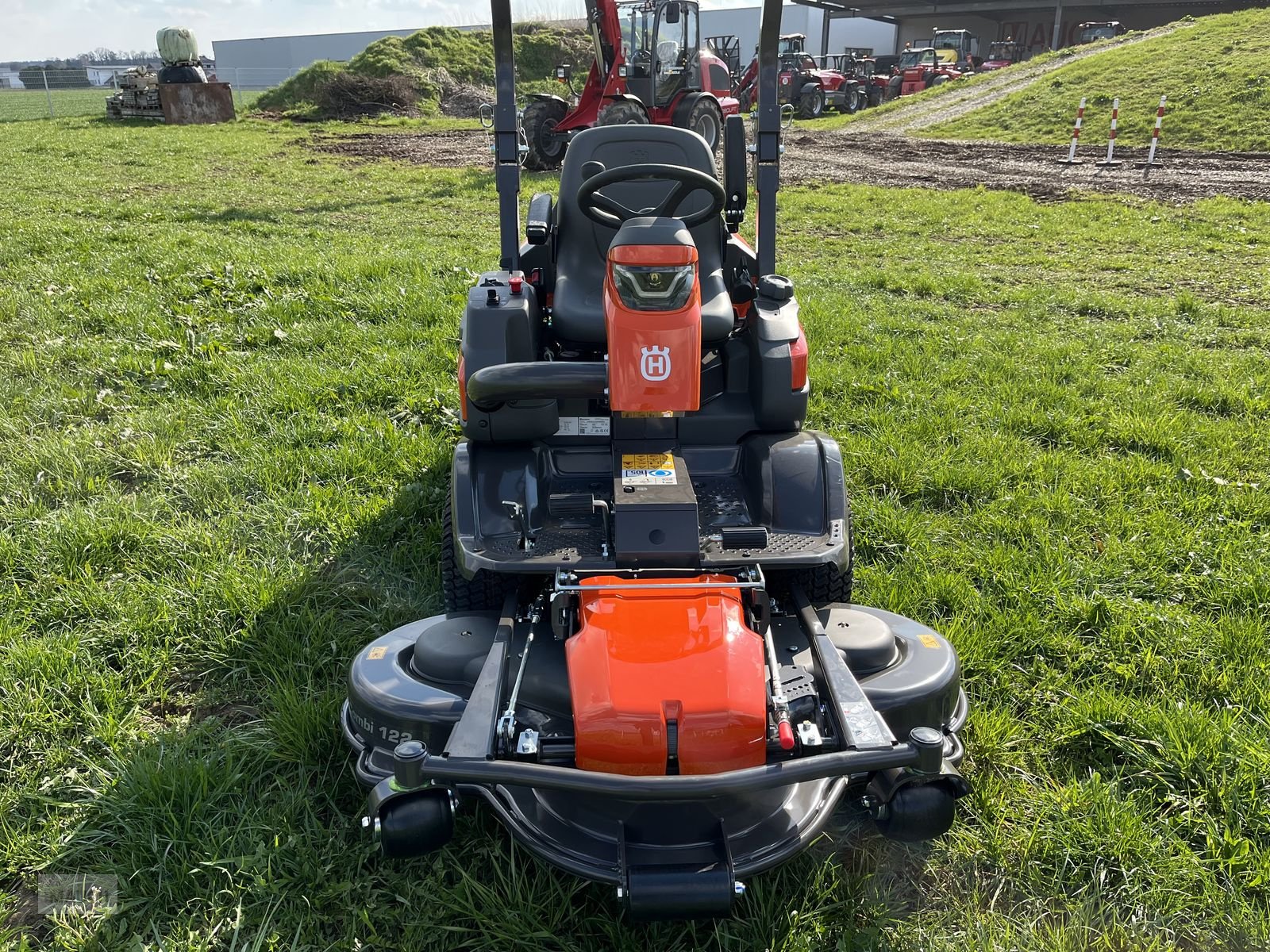 Rasentraktor des Typs Husqvarna Rider 524X EFI mit Mähdeck 1/3 Finanzierung, Neumaschine in Burgkirchen (Bild 25)