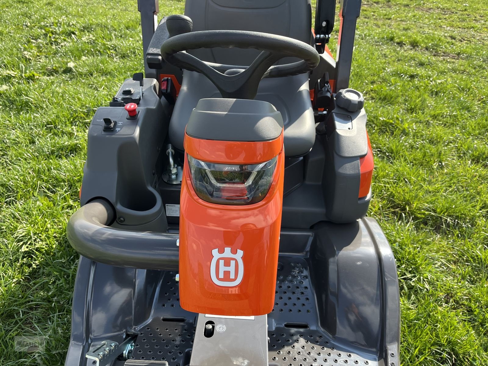 Rasentraktor des Typs Husqvarna Rider 524X EFI mit Mähdeck 1/3 Finanzierung, Neumaschine in Burgkirchen (Bild 14)