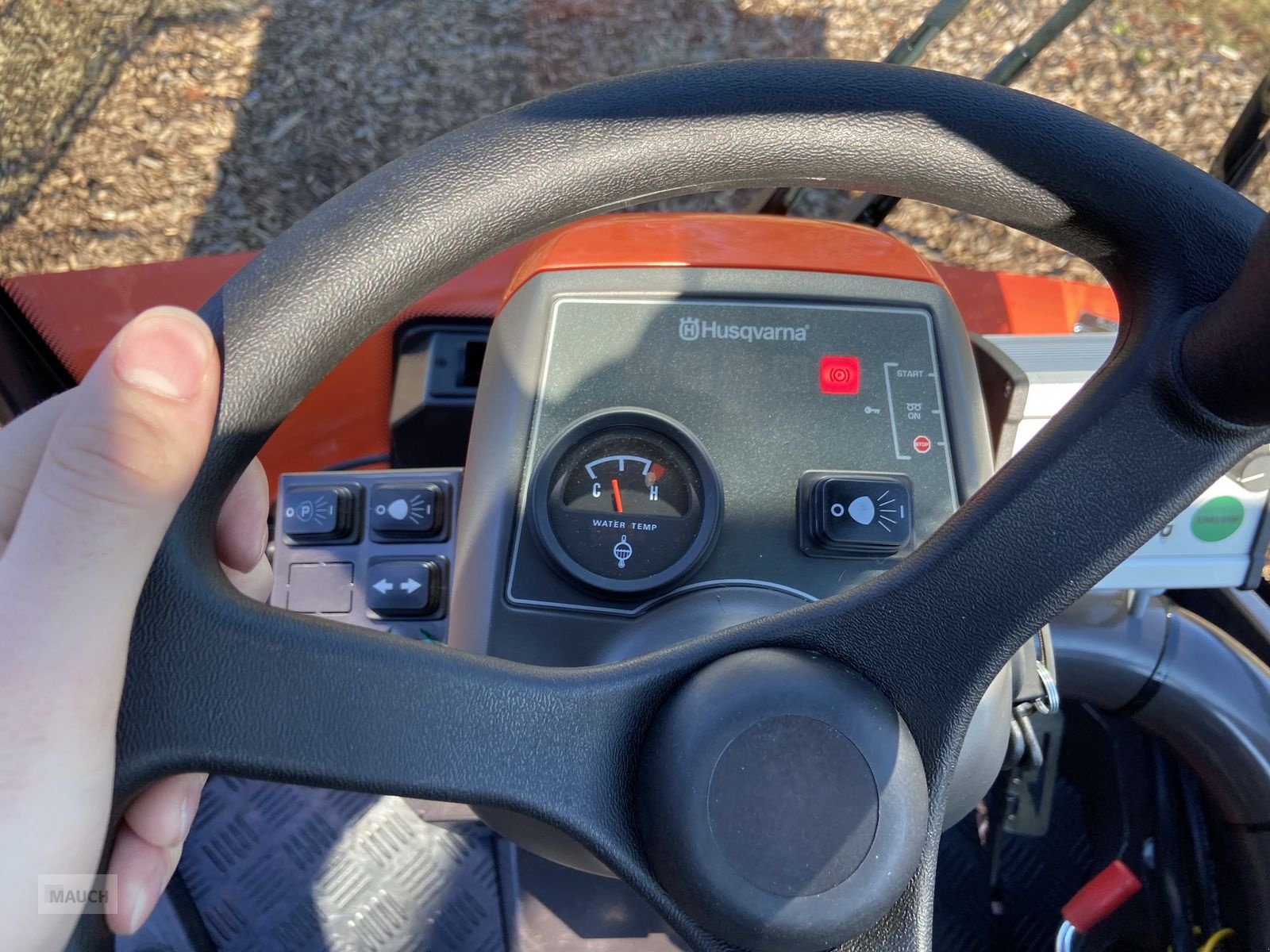 Rasentraktor des Typs Husqvarna Rider 525 DX Kabine Diesel NEU 1/3 Finanzierung, Neumaschine in Burgkirchen (Bild 2)