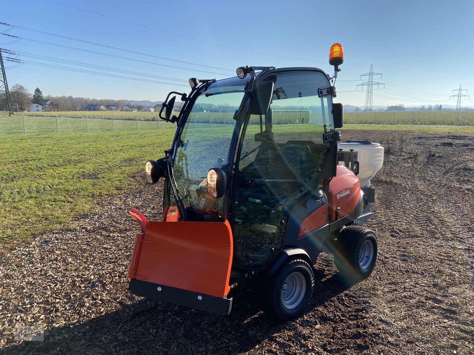 Rasentraktor des Typs Husqvarna Rider 525 DX Kabine Diesel NEU 1/3 Finanzierung, Neumaschine in Burgkirchen (Bild 18)