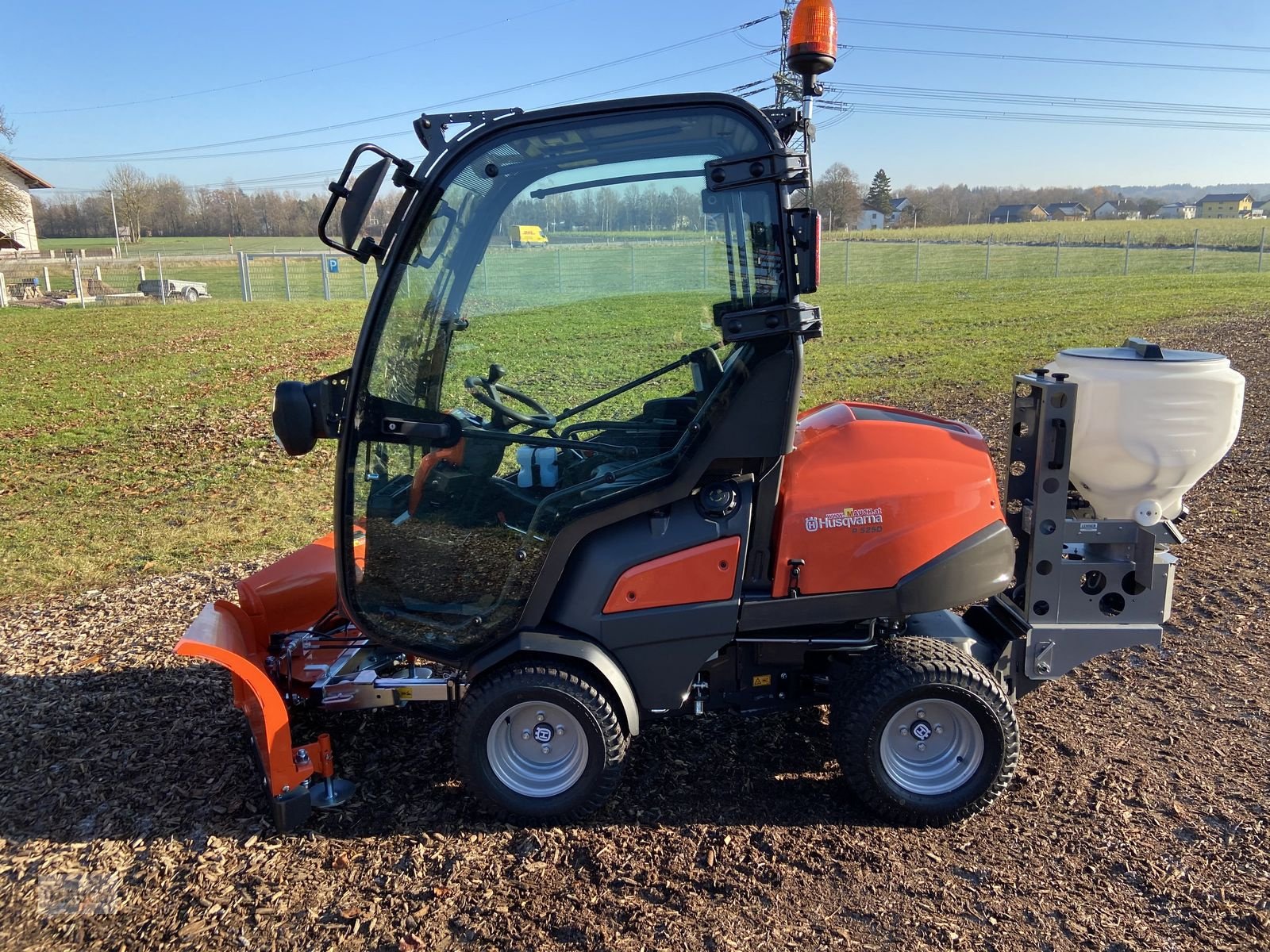 Rasentraktor des Typs Husqvarna Rider 525 DX Kabine Diesel NEU 1/3 Finanzierung, Neumaschine in Burgkirchen (Bild 8)