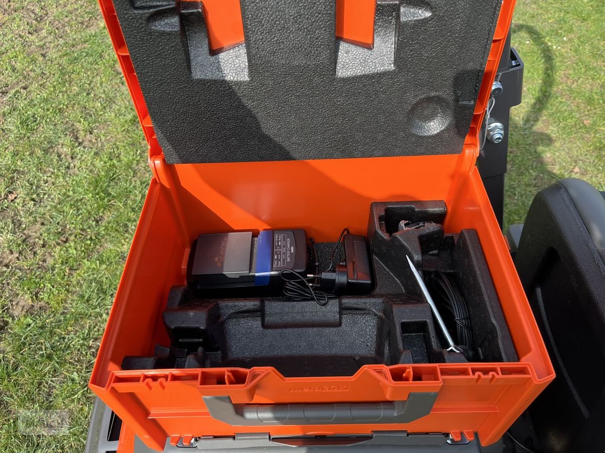 Rasentraktor des Typs Husqvarna Rider P 524 XR EFI AWD mit Funksteuerung, Neumaschine in Burgkirchen (Bild 18)