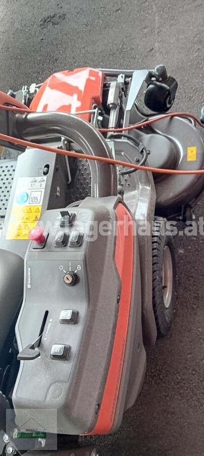 Rasentraktor des Typs Husqvarna RIDER P 524X EFI 122CM, Neumaschine in Wolfpassing (Bild 2)