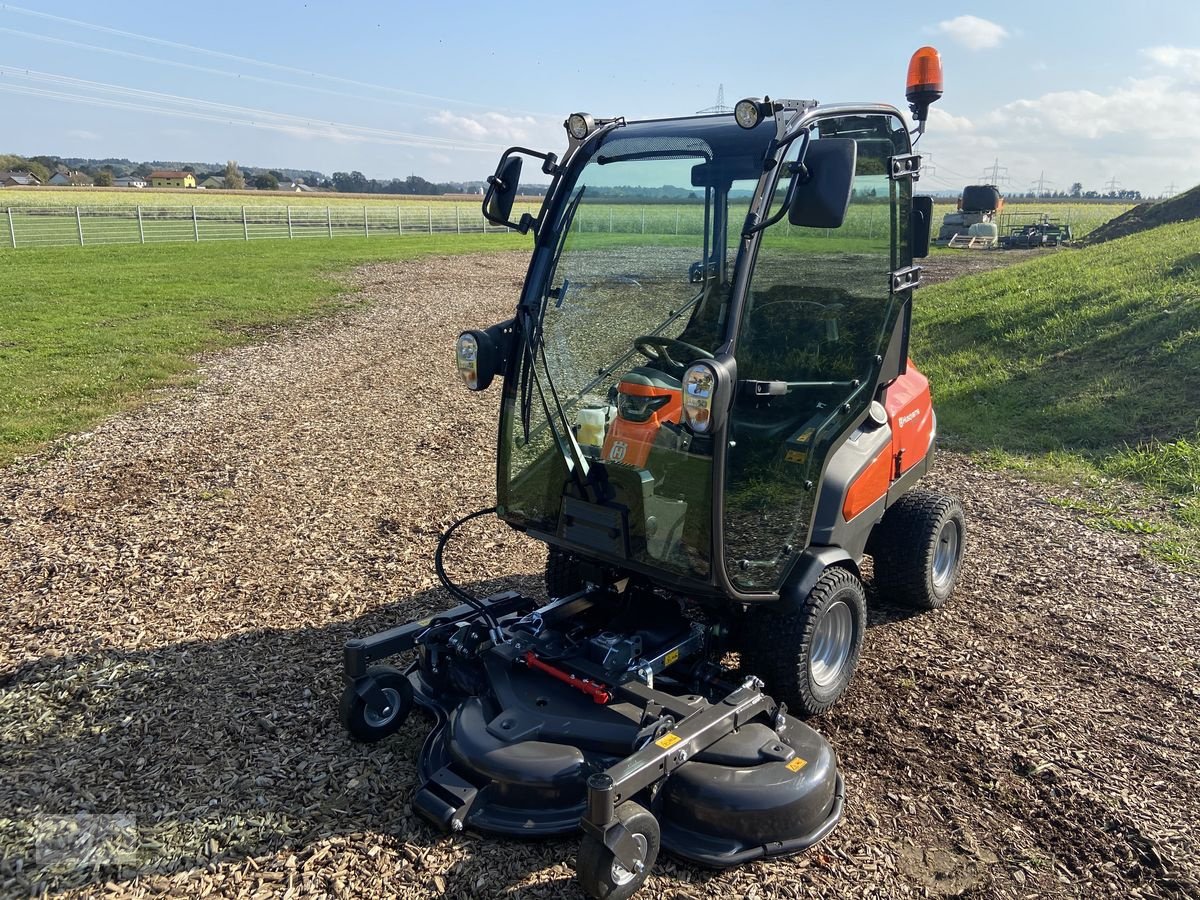 Rasentraktor des Typs Husqvarna Rider P 525DX Kabine mit Mähdeck, Neumaschine in Burgkirchen (Bild 5)