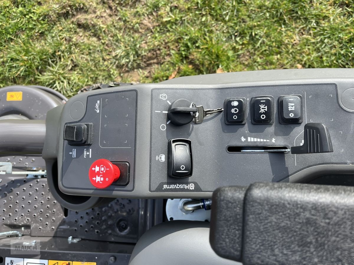 Rasentraktor des Typs Husqvarna Rider P524 XR EFI AWD inkl. Funksteuerung, Neumaschine in Burgkirchen (Bild 14)