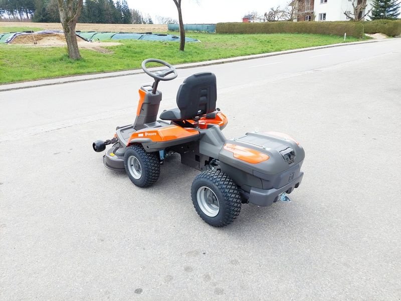 Rasentraktor des Typs Husqvarna Rider R 200iX AWD Akkumäher, Neumaschine in St. Marienkirchen (Bild 9)