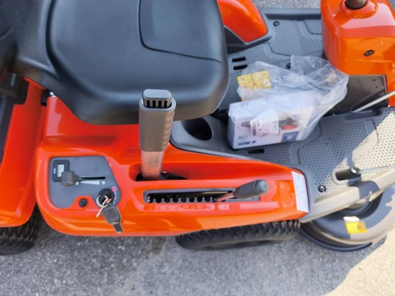 Rasentraktor des Typs Husqvarna Rider R 214TC Comfort Edition, Neumaschine in St. Marienkirchen (Bild 8)