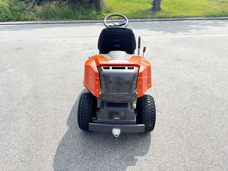 Rasentraktor des Typs Husqvarna Rider R 216TC AWD Limited Edition, Neumaschine in St. Marienkirchen (Bild 6)