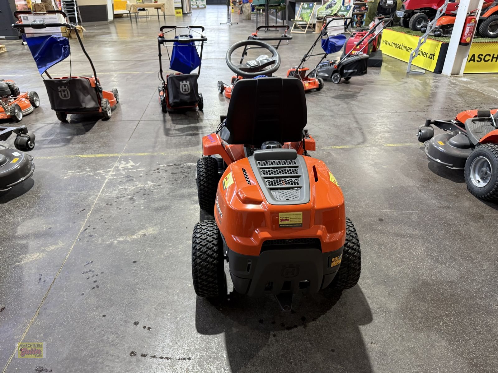 Rasentraktor des Typs Husqvarna Rider R112 C, Neumaschine in Kötschach (Bild 12)