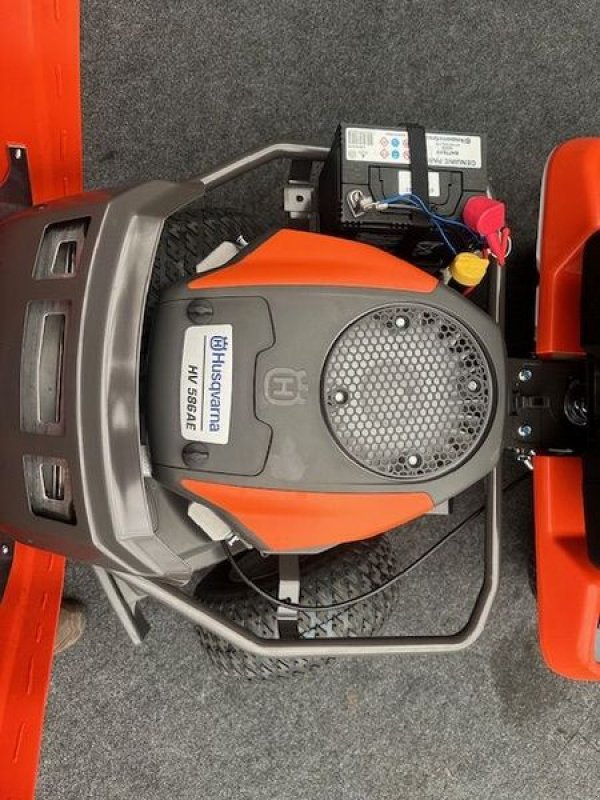 Rasentraktor des Typs Husqvarna Rider R216T AWD mit 103cm Mähdeck 16PS Allrad, Neumaschine in Tamsweg (Bild 7)