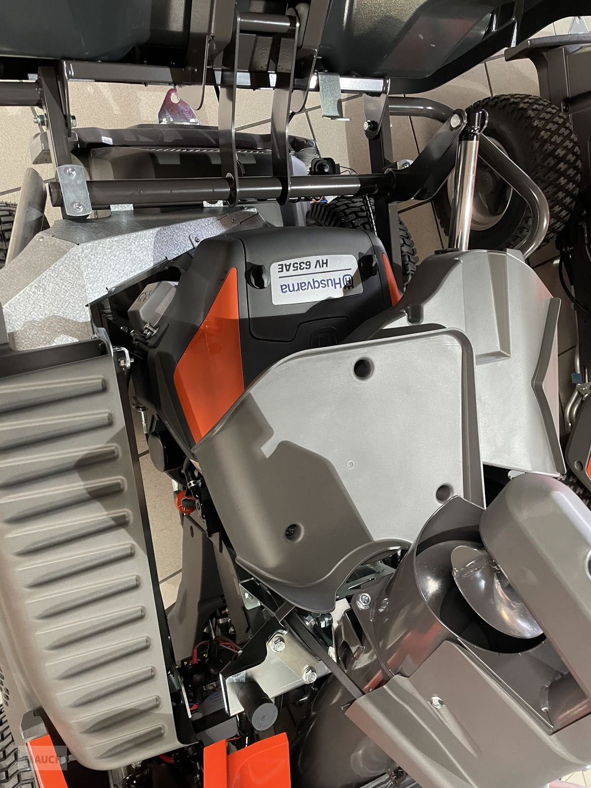 Rasentraktor des Typs Husqvarna Rider RC 318T mit 112cm Mähdeck, Neumaschine in Burgkirchen (Bild 3)