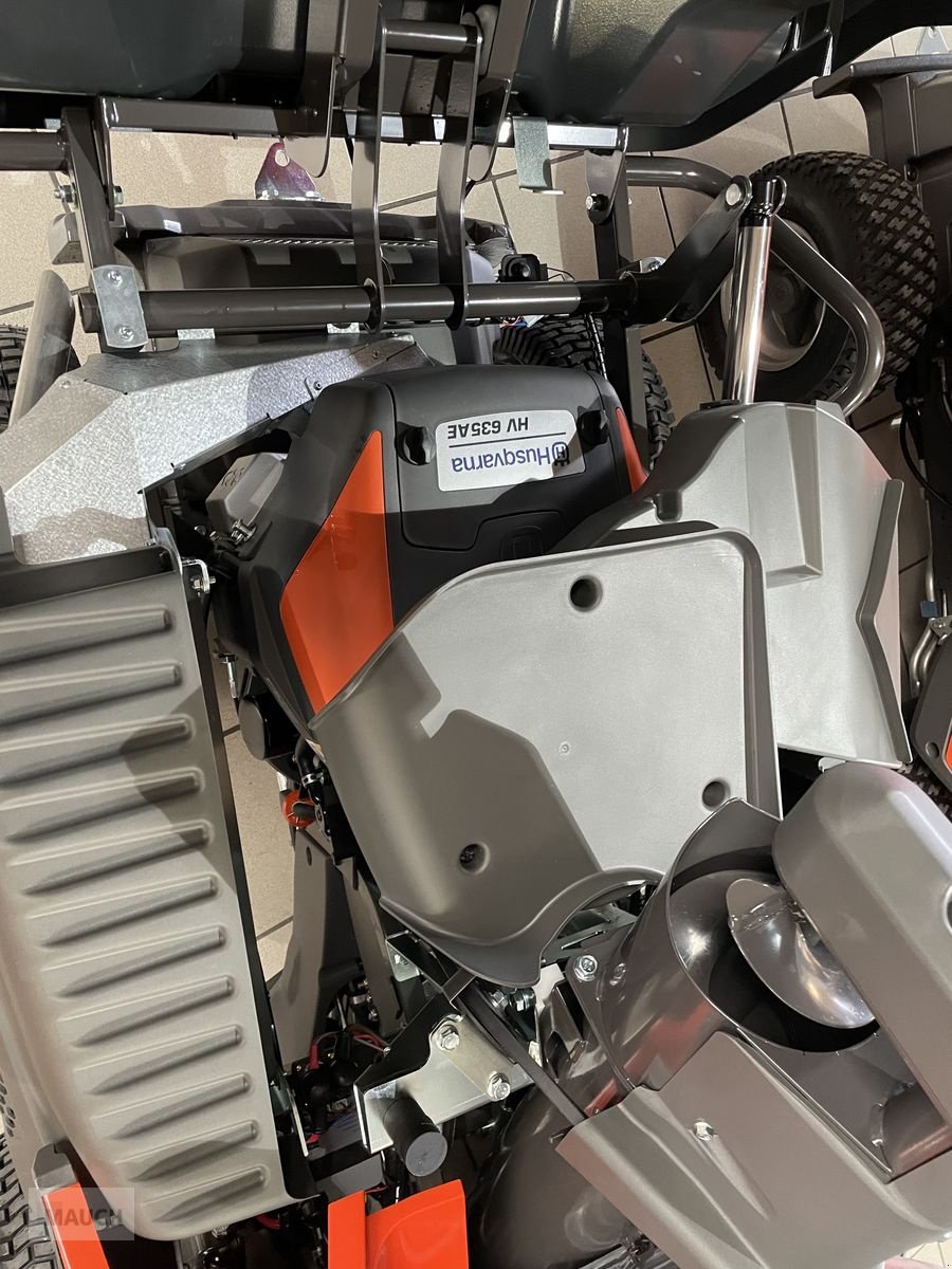 Rasentraktor des Typs Husqvarna Rider RC 320TS AWD Mähdeck + Schneeschild, Neumaschine in Burgkirchen (Bild 5)