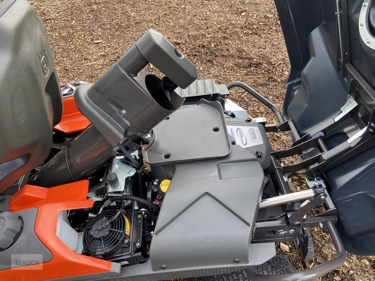 Rasentraktor des Typs Husqvarna Rider RC 320TS AWD Mähdeck + Schneeschild, Neumaschine in Burgkirchen (Bild 20)