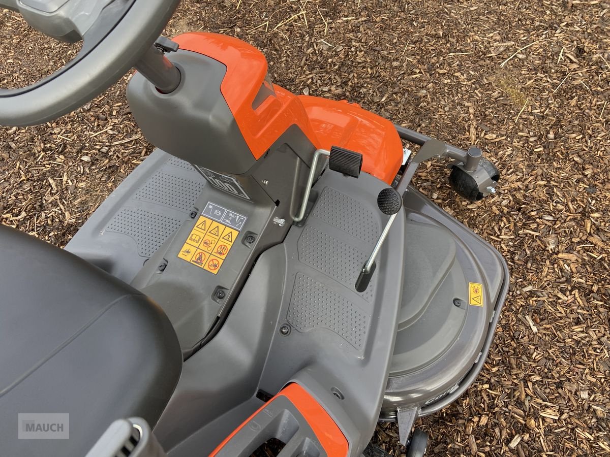 Rasentraktor des Typs Husqvarna Rider RC 320TS AWD Mähdeck + Schneeschild, Neumaschine in Burgkirchen (Bild 11)