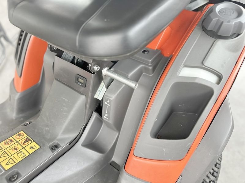 Rasentraktor des Typs Husqvarna Rider RC 320Ts AWD, Gebrauchtmaschine in St. Marienkirchen (Bild 6)