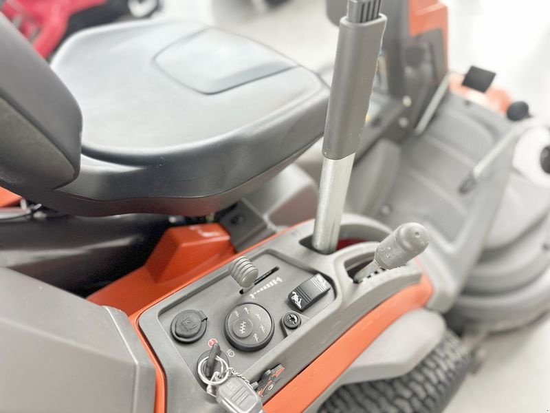 Rasentraktor des Typs Husqvarna Rider RC 320Ts AWD, Gebrauchtmaschine in St. Marienkirchen (Bild 5)