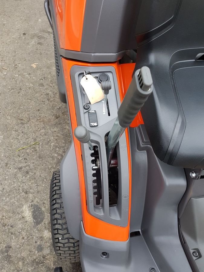Rasentraktor des Typs Husqvarna Rider RC320 AWD, Neumaschine in Hopfgarten (Bild 11)
