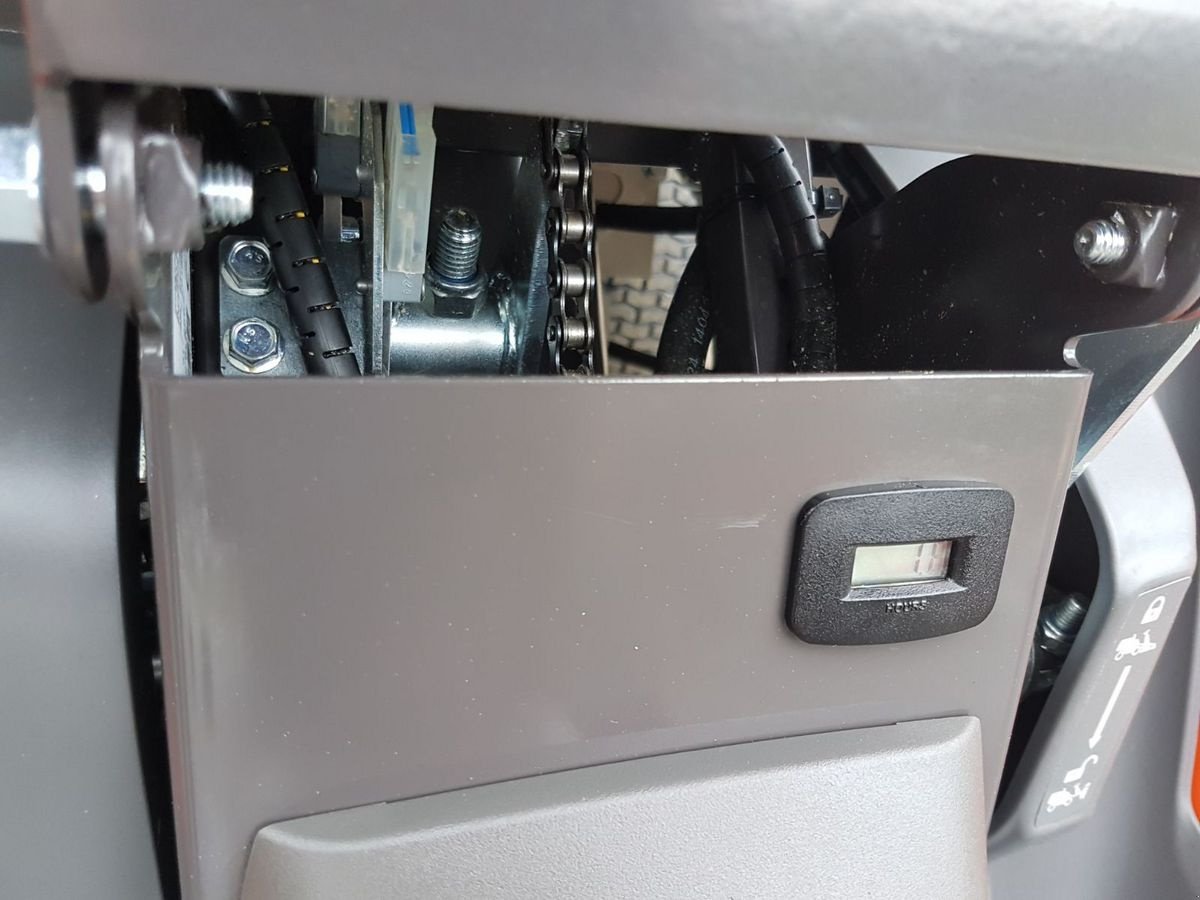 Rasentraktor des Typs Husqvarna Rider RC320 AWD, Neumaschine in Hopfgarten (Bild 12)