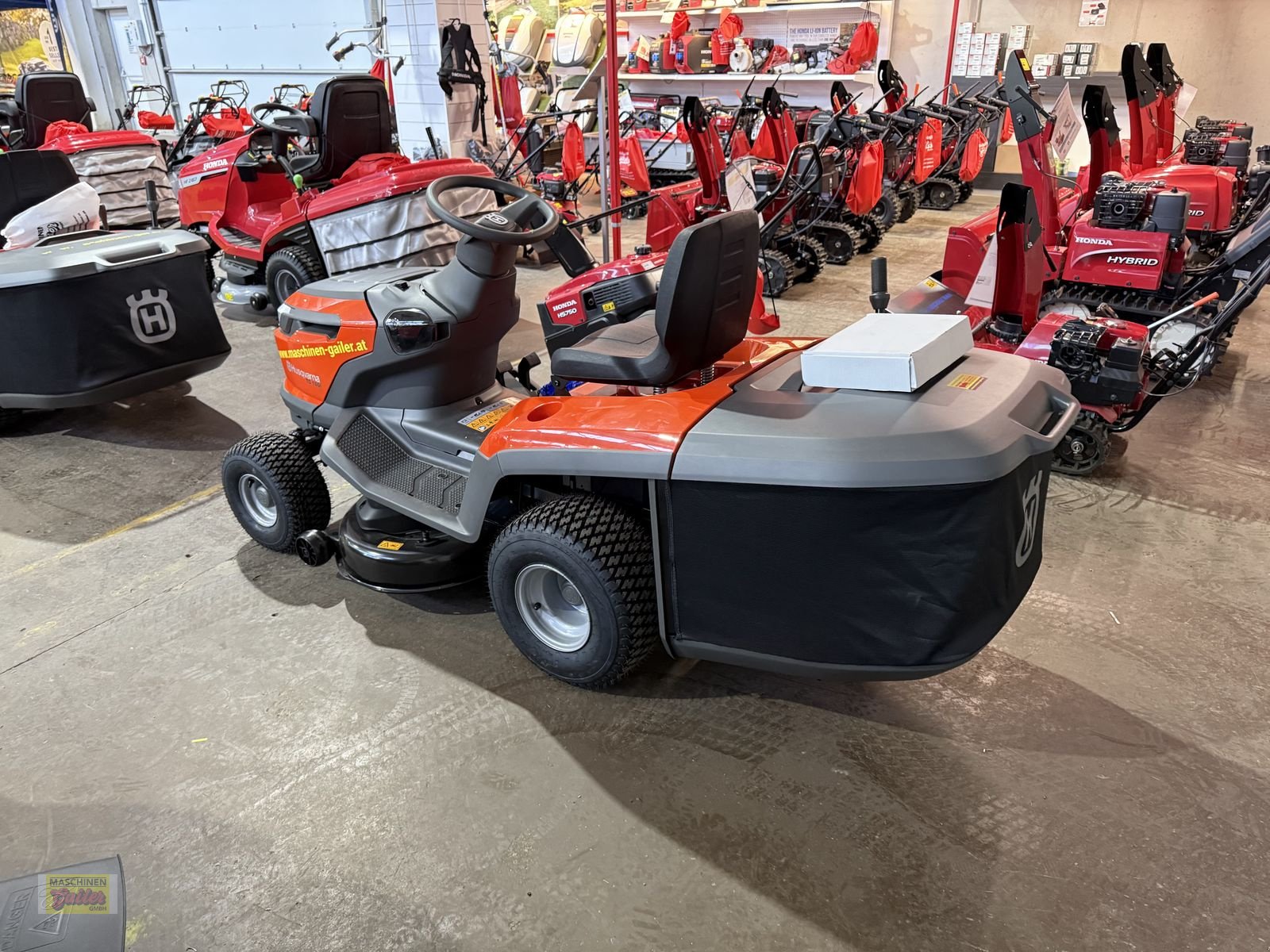 Rasentraktor des Typs Husqvarna TC 100i elektrischer Rasentraktor, Neumaschine in Kötschach (Bild 11)