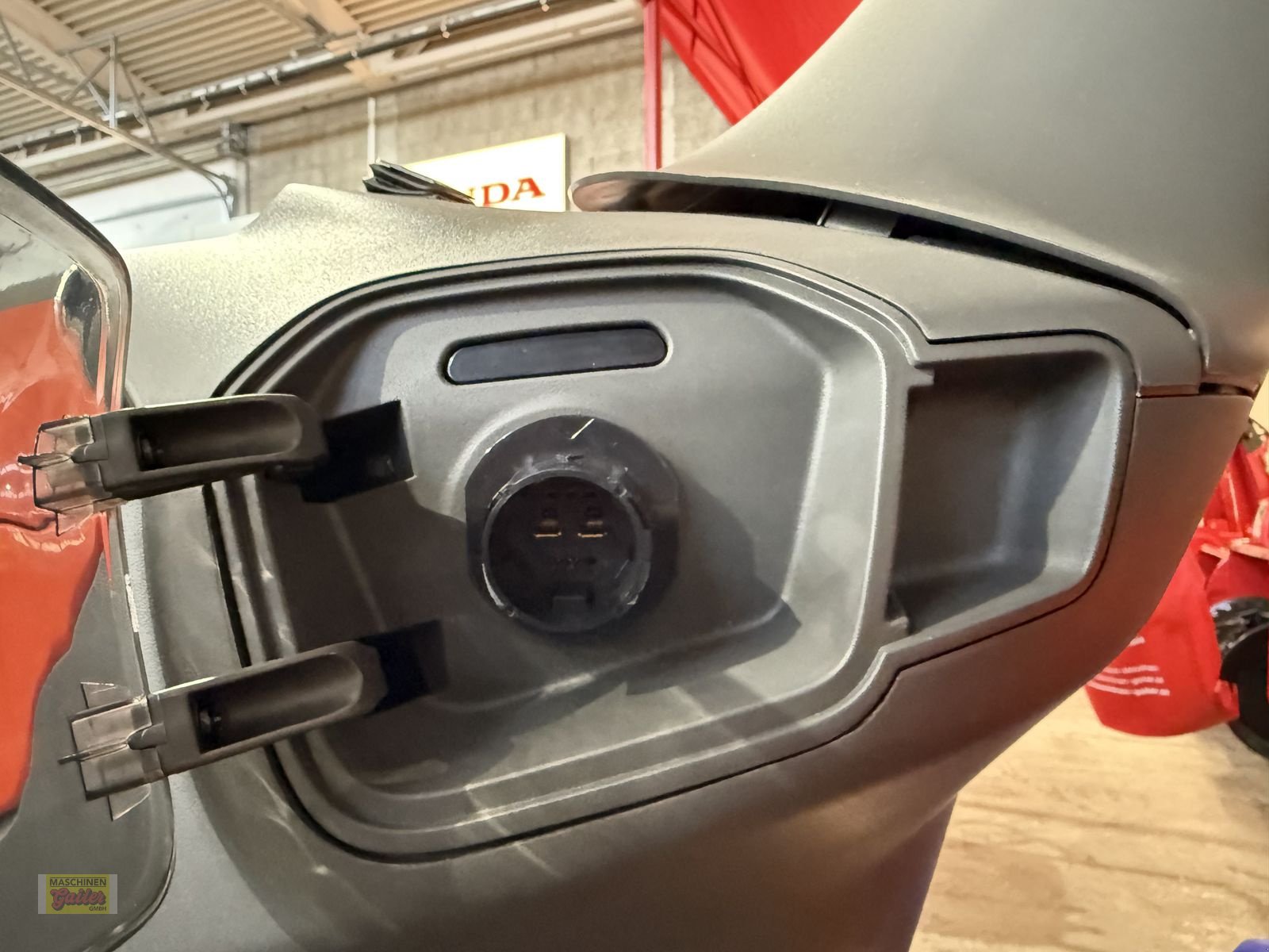 Rasentraktor des Typs Husqvarna TC 100i elektrischer Rasentraktor, Neumaschine in Kötschach (Bild 7)