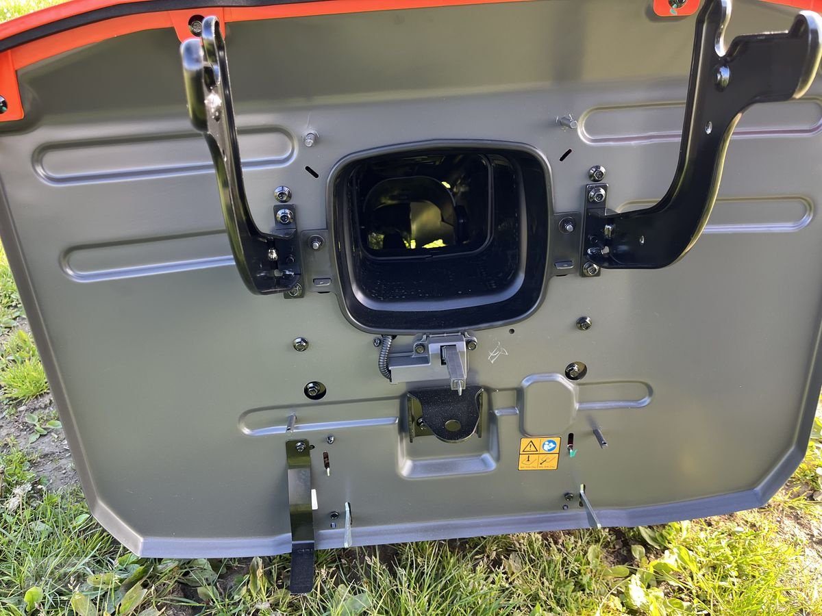 Rasentraktor des Typs Husqvarna TC 114 NEU, magnetische Messerkupplung, Neumaschine in Burgkirchen (Bild 3)