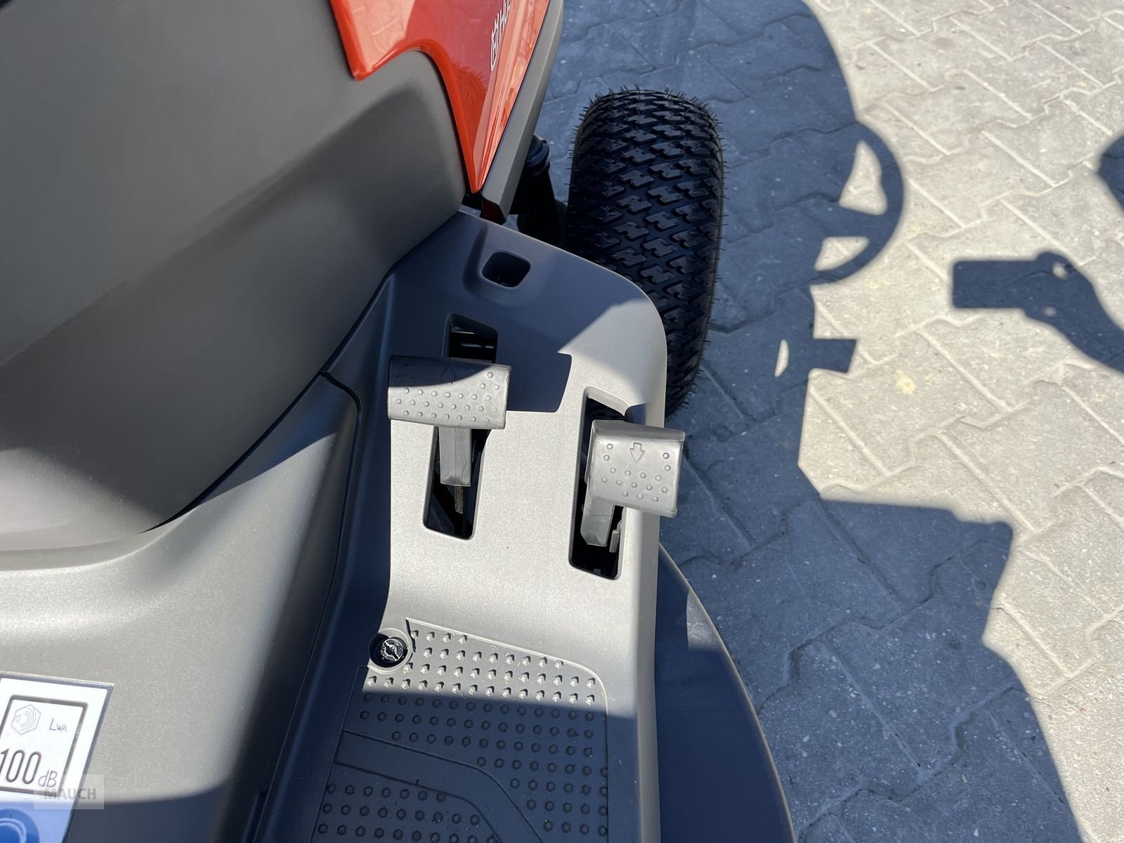 Rasentraktor des Typs Husqvarna TC 215T mit Entleerungshilfe 2 Zyl. LAGERND!!, Neumaschine in Burgkirchen (Bild 15)