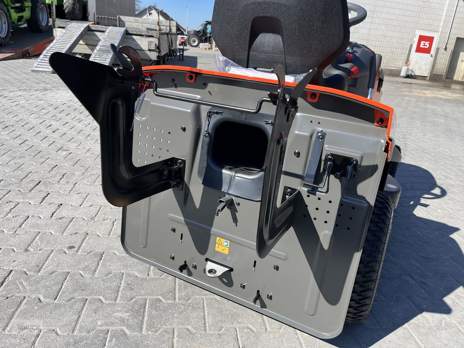 Rasentraktor des Typs Husqvarna TC 215T mit Entleerungshilfe 2 Zyl. LAGERND!!, Neumaschine in Burgkirchen (Bild 23)