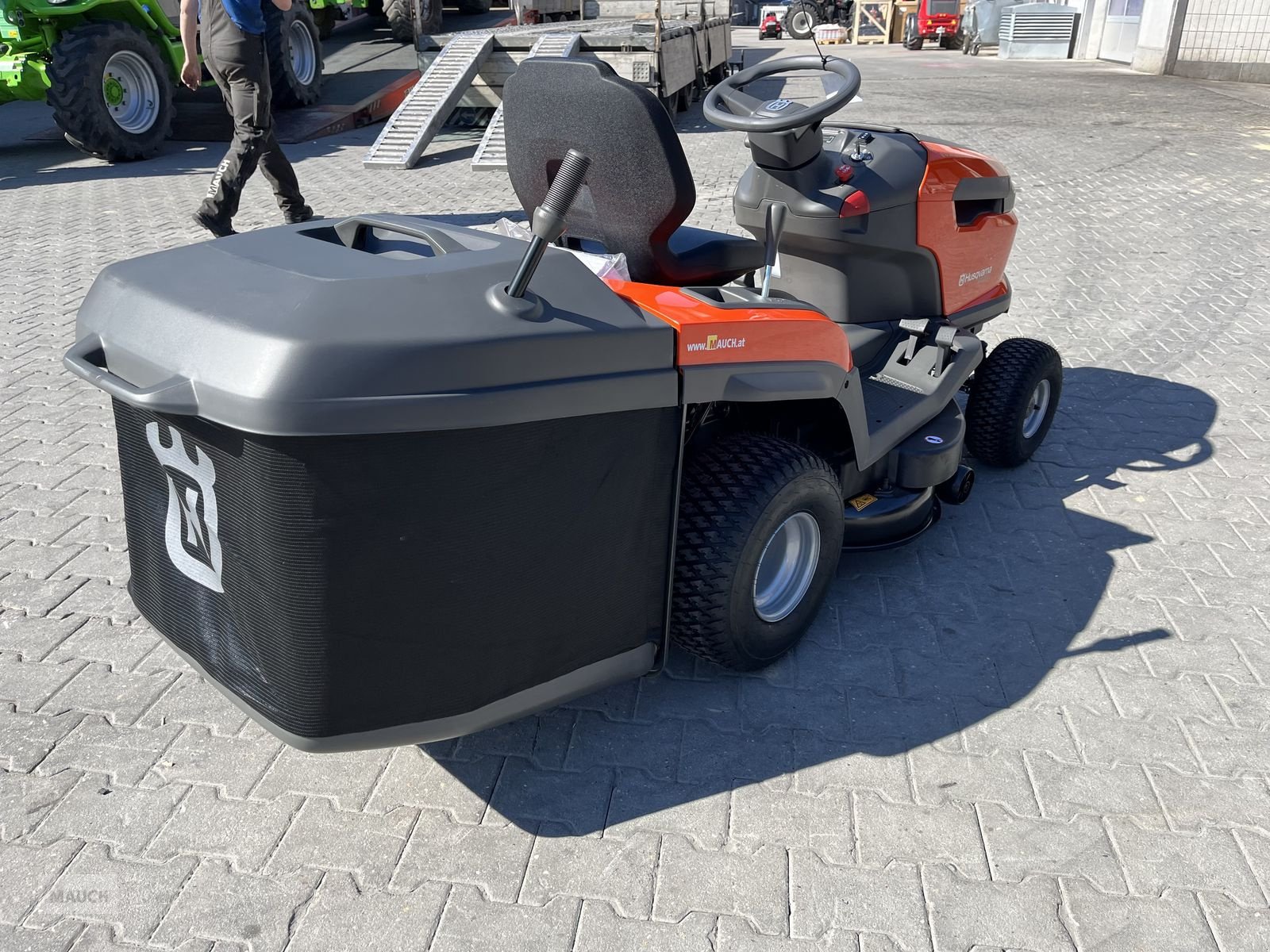 Rasentraktor des Typs Husqvarna TC 215T mit Entleerungshilfe 2 Zyl. LAGERND!!, Neumaschine in Burgkirchen (Bild 11)