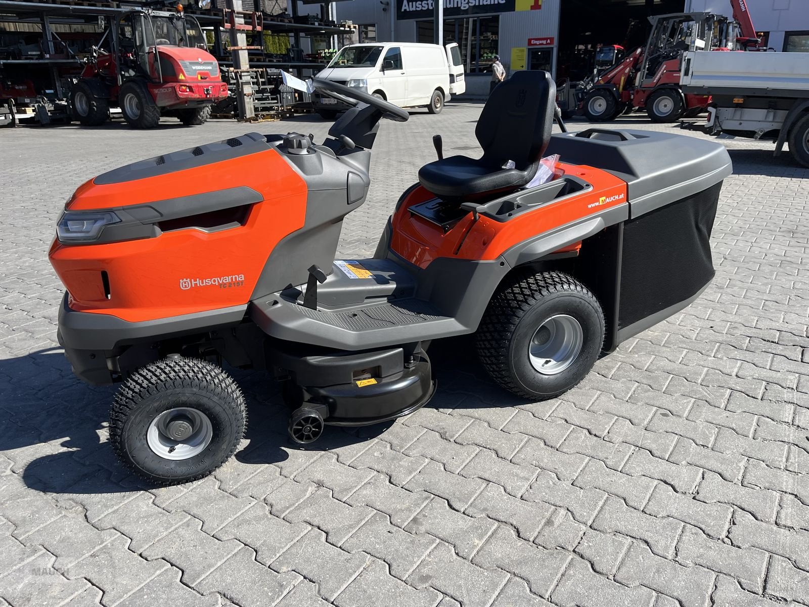 Rasentraktor des Typs Husqvarna TC 215T mit Entleerungshilfe 2 Zyl. LAGERND!!, Neumaschine in Burgkirchen (Bild 4)