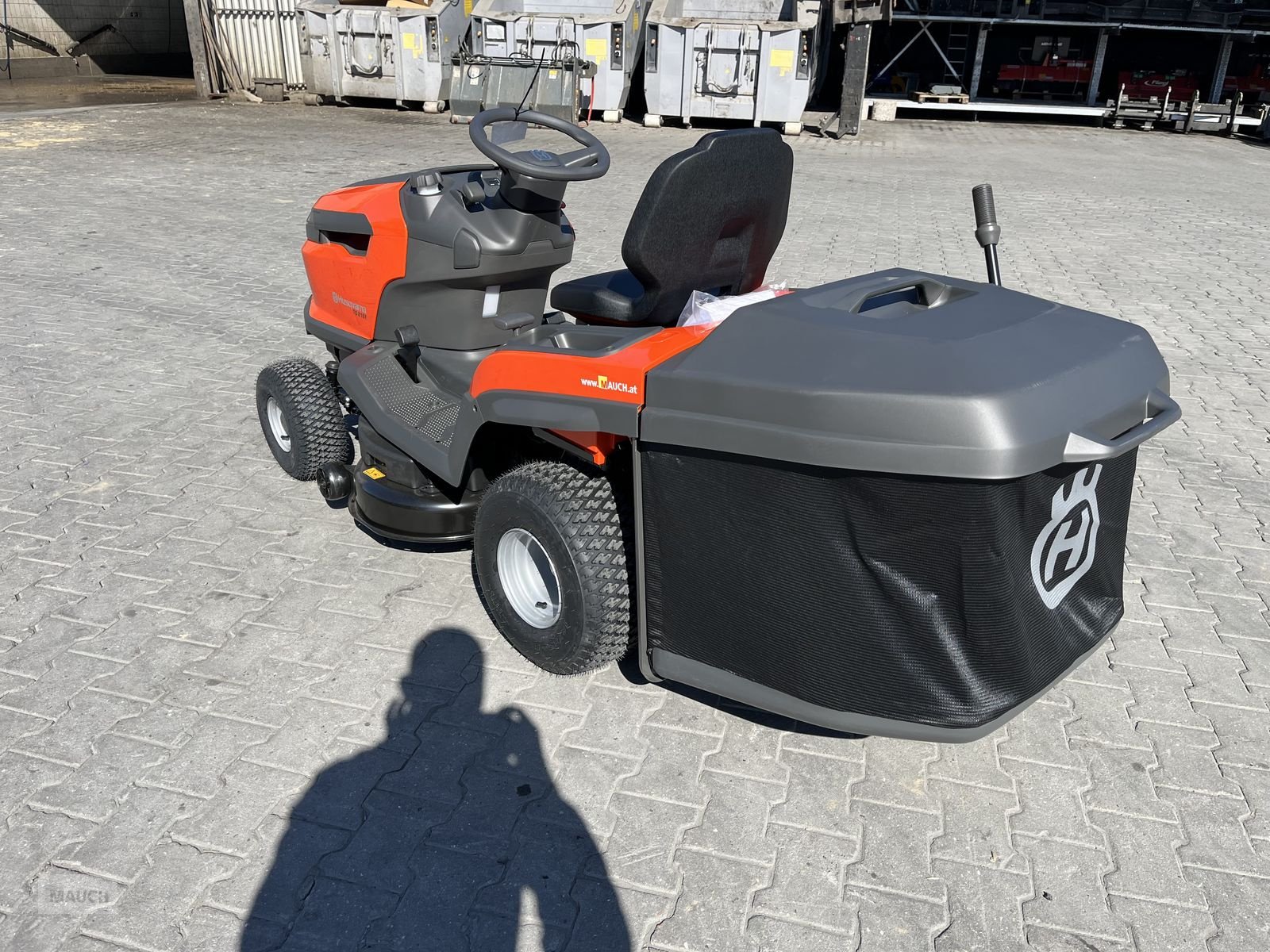 Rasentraktor des Typs Husqvarna TC 215T mit Entleerungshilfe 2 Zyl. LAGERND!!, Neumaschine in Burgkirchen (Bild 13)