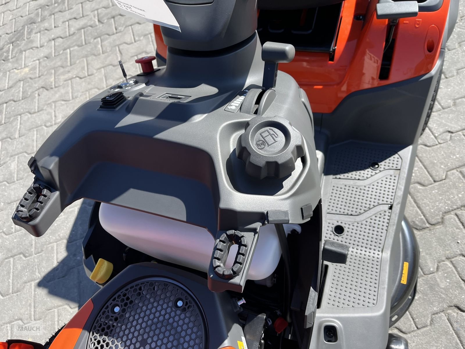 Rasentraktor des Typs Husqvarna TC 215T mit Entleerungshilfe 2 Zyl. LAGERND!!, Neumaschine in Burgkirchen (Bild 17)